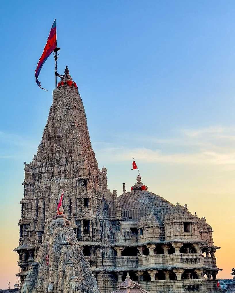 Dwarkadhish Temple: The Sacred Kingdom of Lord Krishna on India’s Western Coast